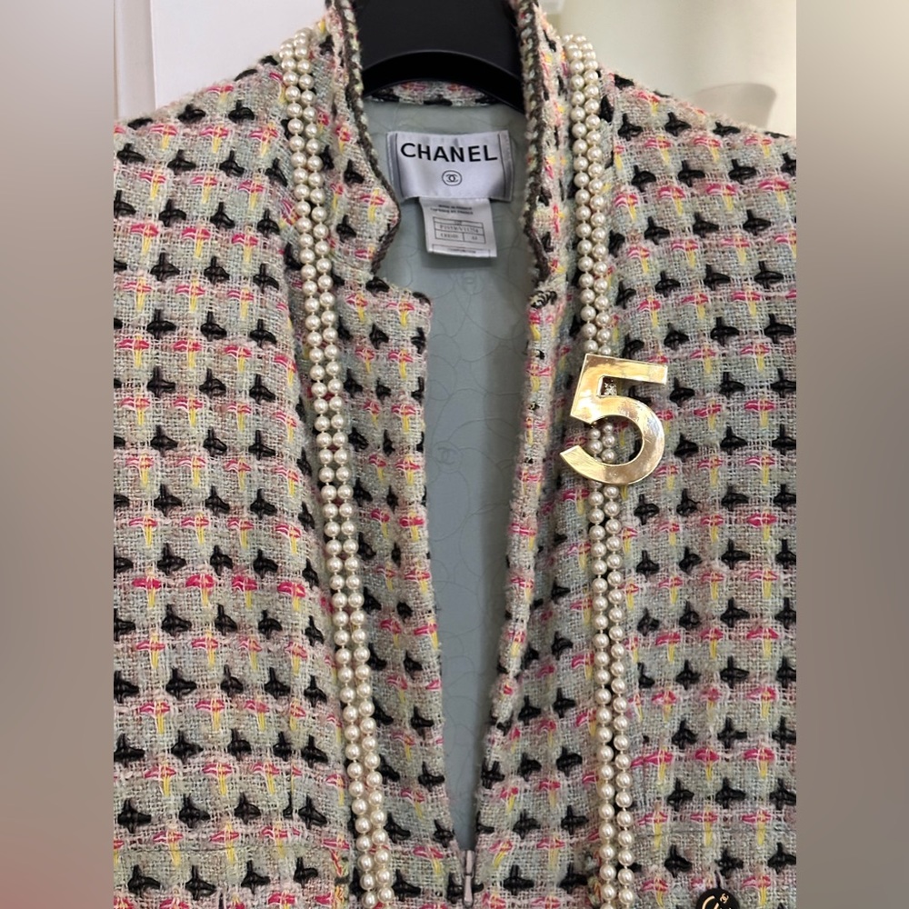 Authentic Vintage Chanel in Tweed France size 44. In great condition. Vintage. - Picture 6 of 13